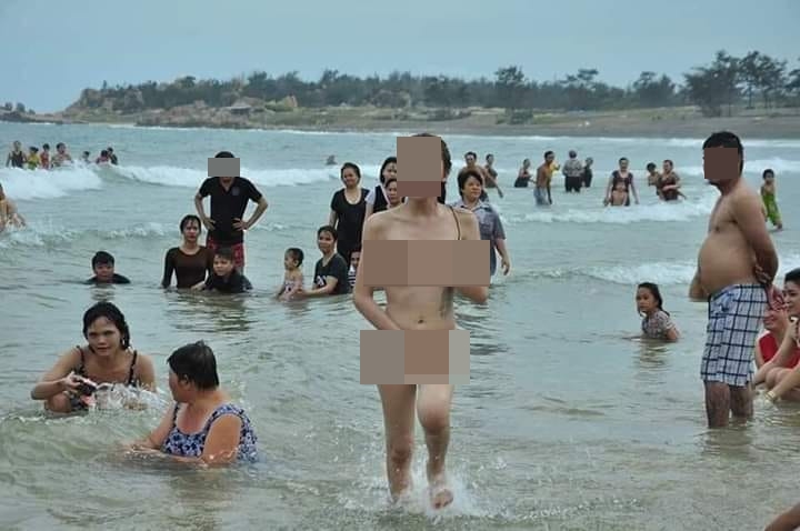 Loạt ảnh cô gái trẻ dùng tay che cơ thể lõa lồ trên bãi biển Bình Thuận khiến dân mạng bức xúc