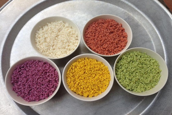 Cầu kỳ nhất trong các bước làm bánh tét ngũ sắc là khâu nhuộm màu cho gạo