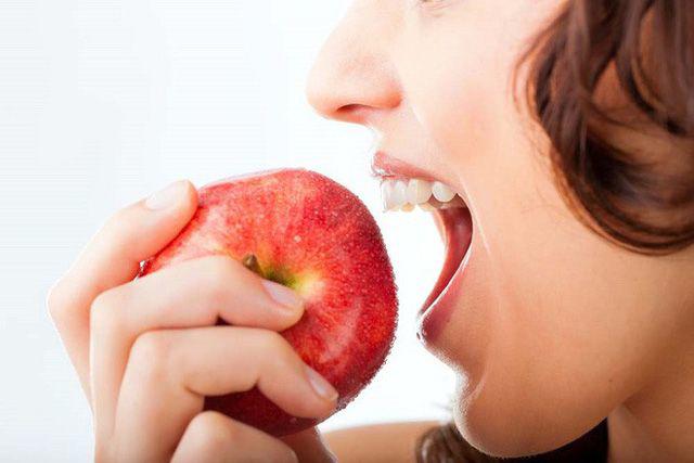 Sự thật ăn táo buổi tối tương đương việc hấp thụ chất độc, muốn an toàn nên ăn lúc nào? - Ảnh 1