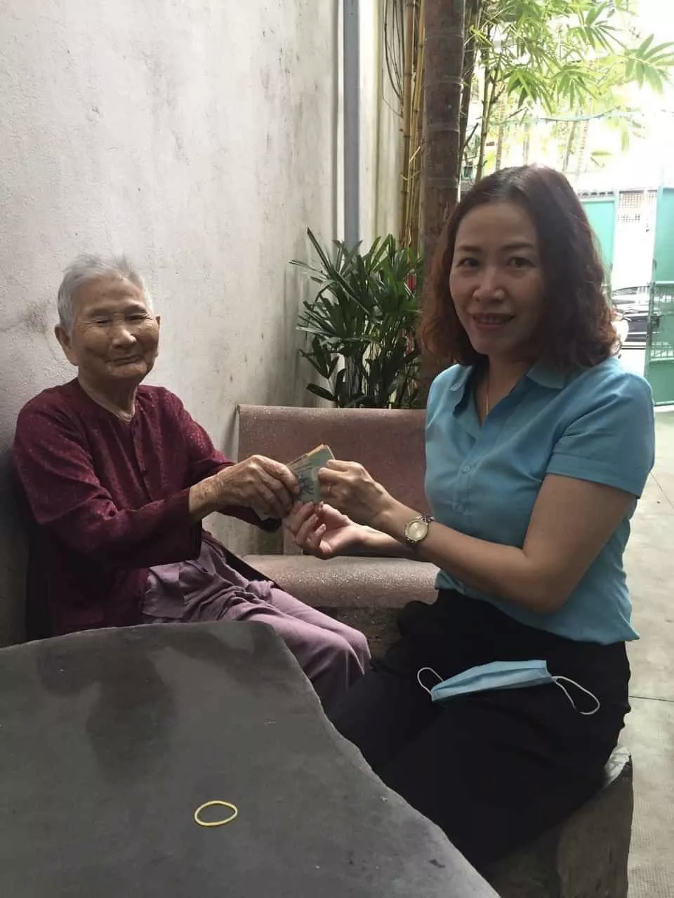 Mẹ Việt Nam anh hùng 91 tuổi ủng hộ 5 triệu đồng chống dịch Covid-19 - Ảnh 1