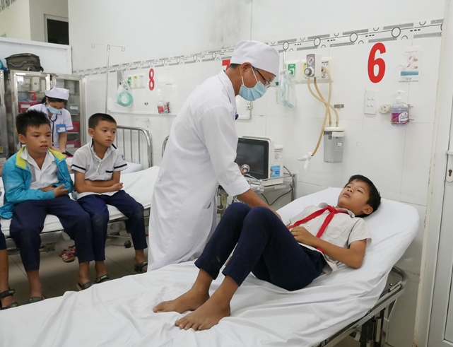 Hàng chục học sinh Ninh Thuận nhập viện nghi do ngộ độc sữa - Ảnh 2