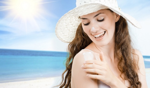 Không phải các loại serum hay kem dưỡng đắt tiền, kem chống nắng mới giúp bạn ngăn ngừa tình trạng lão hóa da - Ảnh 1