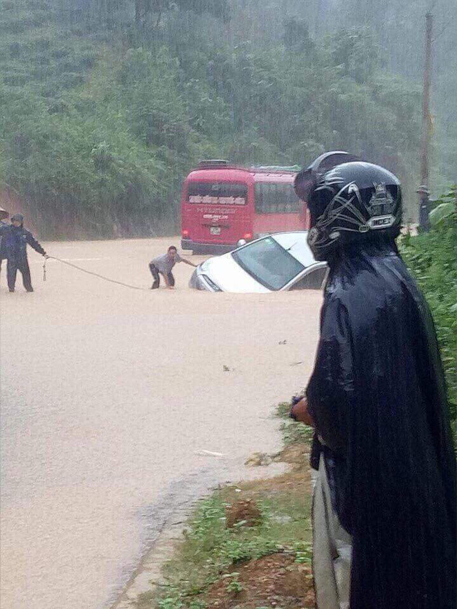 Mưa lũ kinh hoàng ở Hà Giang qua lời kể người chứng kiến: 'Họ khóc trong vô vọng, gọi tên người thân, dầm mình trong mưa để đưa thi thể nạn nhân lên' - Ảnh 10