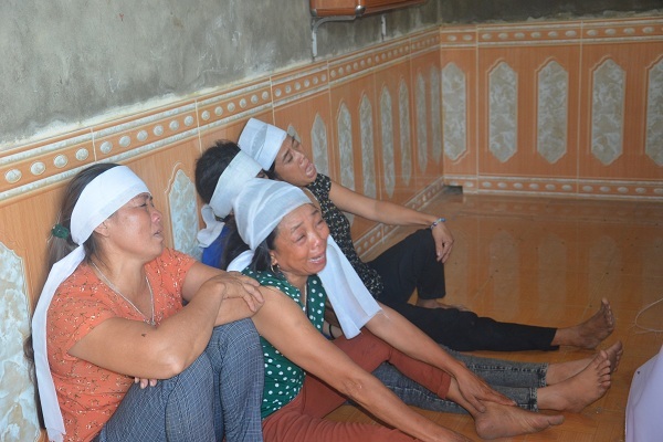 Những quan tài phủ vải trắng vụ 3 chị em chết đuối ở Quảng Bình - Ảnh 4