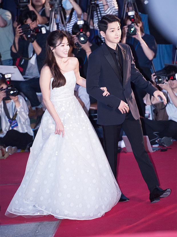 8 lần Song Hye Kyo 'gây nổ' thảm đỏ, sự kiện: Hai lần làm 'đám cưới sớm' với Song Joong Ki, sau ly hôn lại lột xác ngỡ ngàng - Ảnh 1