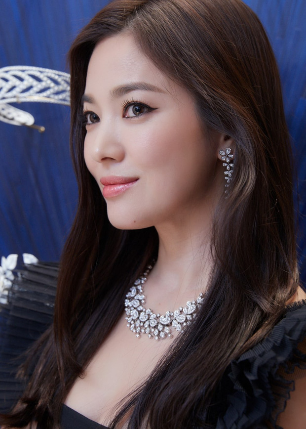 8 lần Song Hye Kyo 'gây nổ' thảm đỏ, sự kiện: Hai lần làm 'đám cưới sớm' với Song Joong Ki, sau ly hôn lại lột xác ngỡ ngàng - Ảnh 13