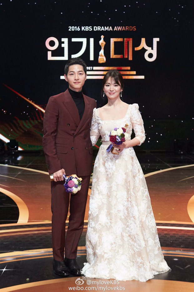 8 lần Song Hye Kyo 'gây nổ' thảm đỏ, sự kiện: Hai lần làm 'đám cưới sớm' với Song Joong Ki, sau ly hôn lại lột xác ngỡ ngàng - Ảnh 5