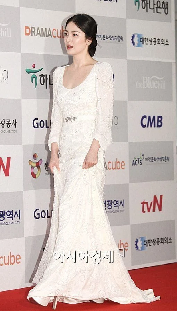 8 lần Song Hye Kyo 'gây nổ' thảm đỏ, sự kiện: Hai lần làm 'đám cưới sớm' với Song Joong Ki, sau ly hôn lại lột xác ngỡ ngàng - Ảnh 7
