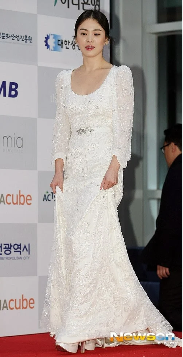 8 lần Song Hye Kyo 'gây nổ' thảm đỏ, sự kiện: Hai lần làm 'đám cưới sớm' với Song Joong Ki, sau ly hôn lại lột xác ngỡ ngàng - Ảnh 8