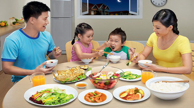 4 thói quen kinh điển 99% bà mẹ mắc phải, khi cho con ăn cơm khiến bé mắc bệnh dạ dày hại sức khỏe - Ảnh 1