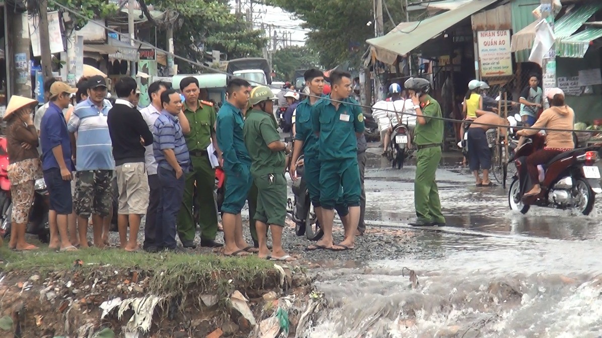 TP.HCM: Nam thanh niên bị nước cuốn trôi mất tích khi đi làm về trong mưa bão - Ảnh 2