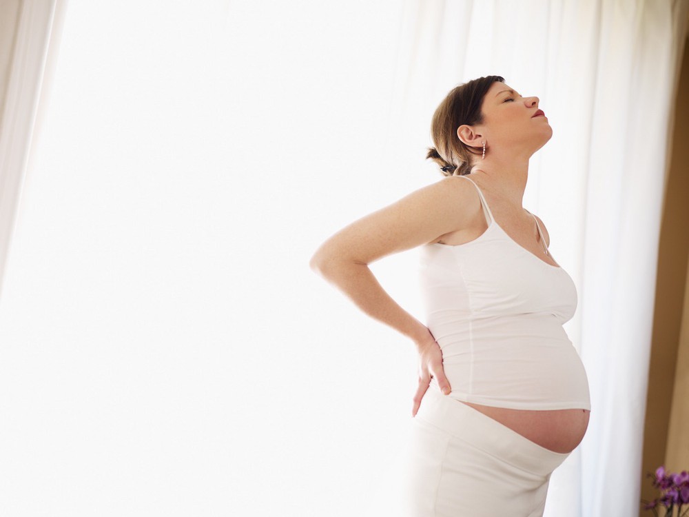 Đau bụng trên bên trái khi mang thai kèm đau lưng có thể do các vấn đề về thận