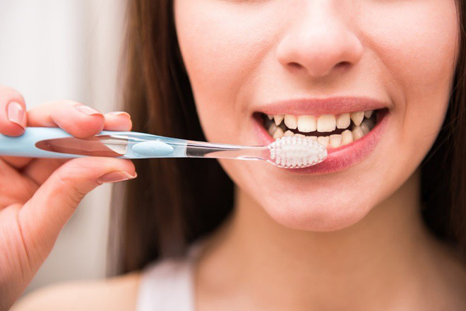Chỉ đánh răng 2 lần/ngày vẫn chưa đủ, bạn còn phải nắm rõ các nguyên tắc chải răng đúng cách để thu lại hiệu quả cao nhất - Ảnh 3