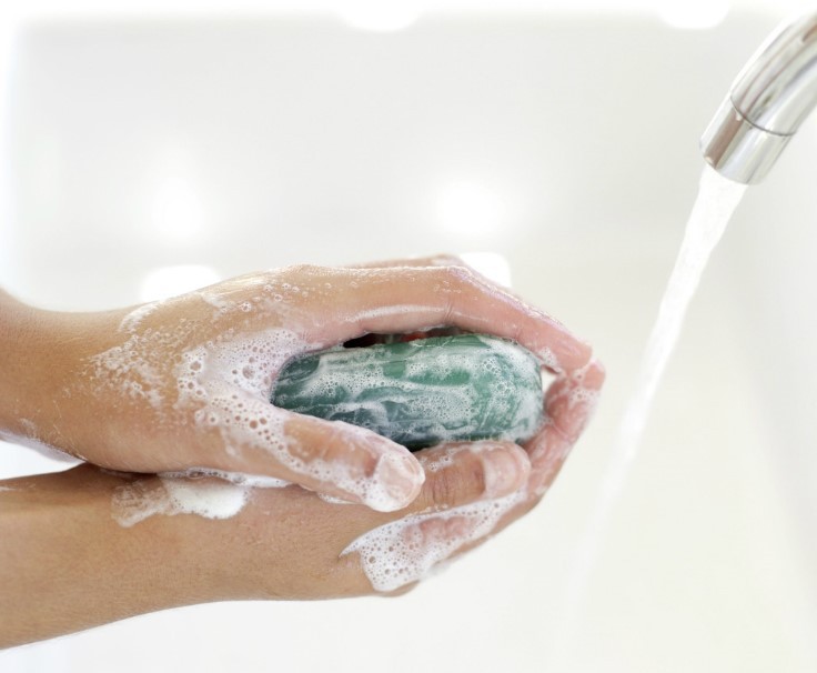 5 thói quen sai lầm khi tắm khiến làn da ngày càng khô xỉn, kém mịn màng - Ảnh 2