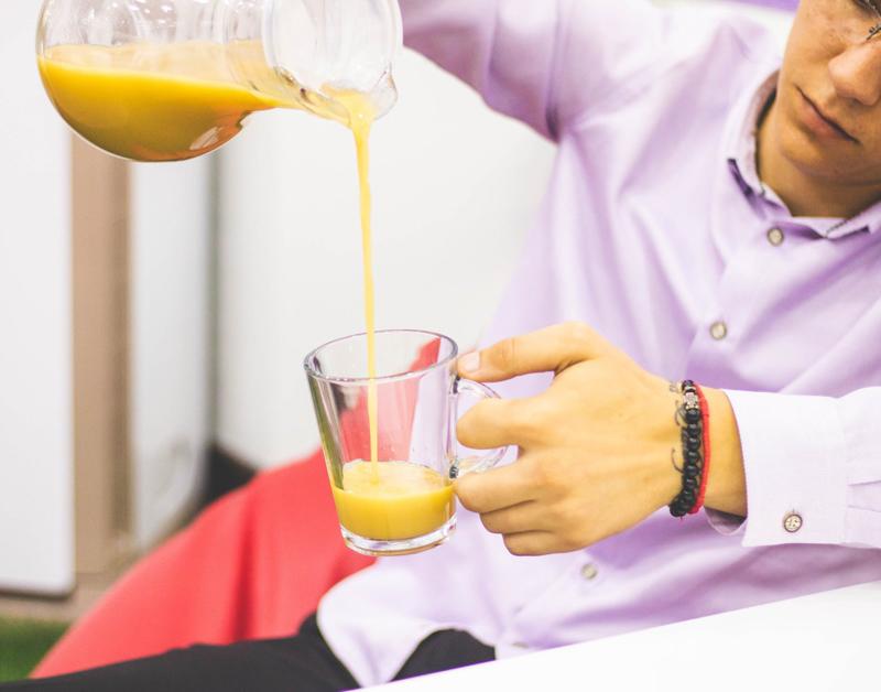 6 sai lầm khiến uống nước cam vốn tốt cho sức khỏe trở thành có hại - Ảnh 4