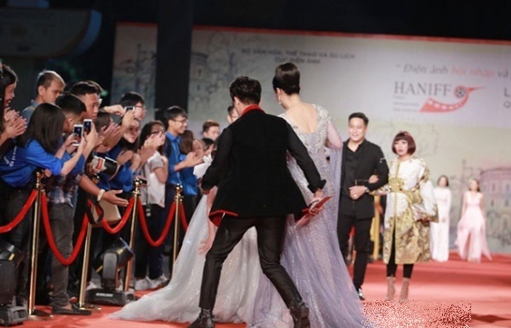 Diện váy sexy khoe ngực 'khủng', Nhật Kim Anh ngã sõng soài trên thảm đỏ - Ảnh 3