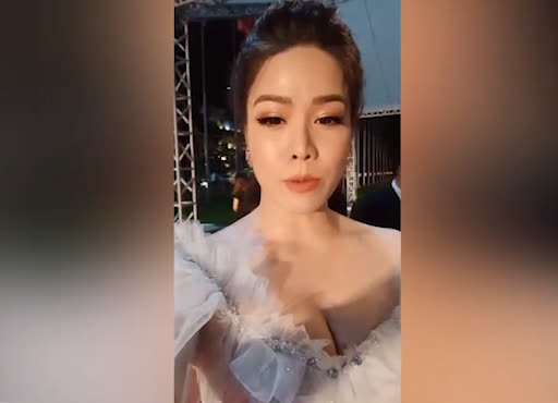 Diện váy sexy khoe ngực 'khủng', Nhật Kim Anh ngã sõng soài trên thảm đỏ - Ảnh 4