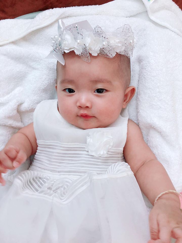 Sinh non gần 2 tháng, con gái Khánh Thi ngày càng mũm mĩm đáng yêu, gương mặt giống bố y đúc - Ảnh 3