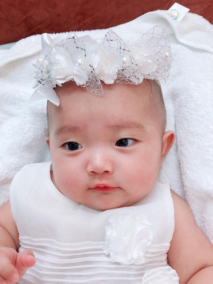 Sinh non gần 2 tháng, con gái Khánh Thi ngày càng mũm mĩm đáng yêu, gương mặt giống bố y đúc - Ảnh 4