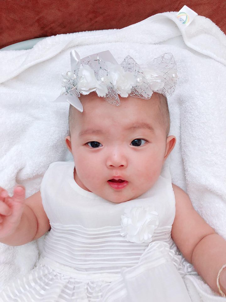 Sinh non gần 2 tháng, con gái Khánh Thi ngày càng mũm mĩm đáng yêu, gương mặt giống bố y đúc - Ảnh 5