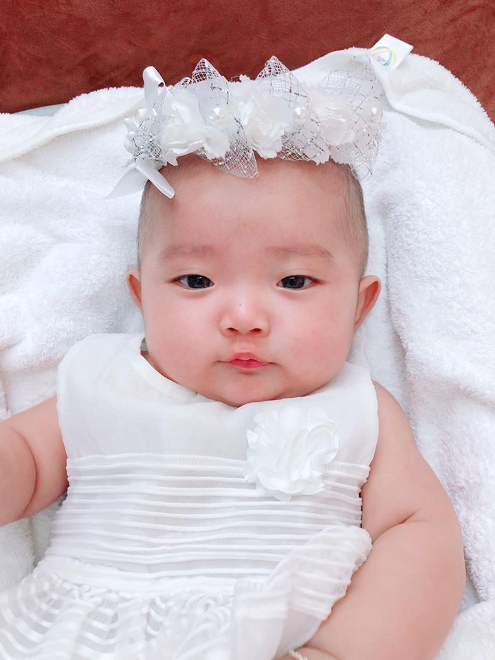 Sinh non gần 2 tháng, con gái Khánh Thi ngày càng mũm mĩm đáng yêu, gương mặt giống bố y đúc - Ảnh 6