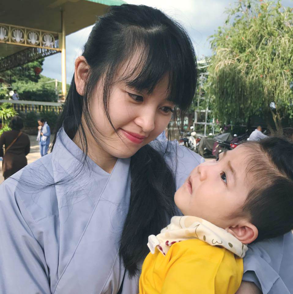 Hình ảnh mới nhất của bé gái Lào Cai bị suy dinh dưỡng: Cằm nhọn, cao lớn không nhận ra - Ảnh 4