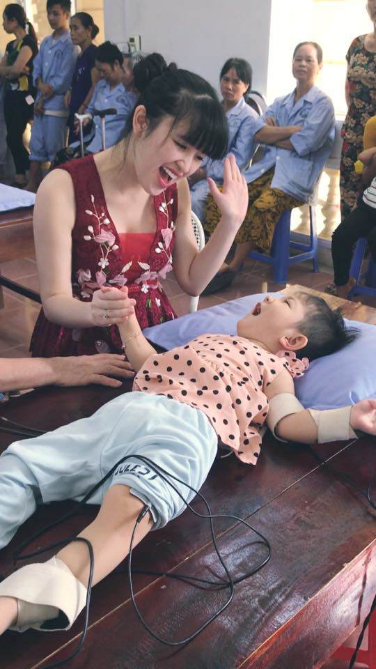 Hình ảnh mới nhất của bé gái Lào Cai bị suy dinh dưỡng: Cằm nhọn, cao lớn không nhận ra - Ảnh 5