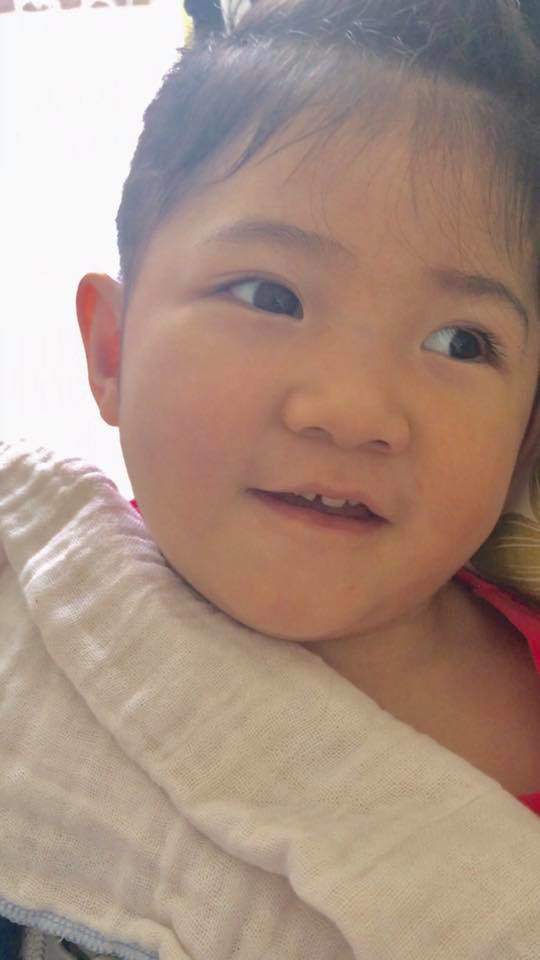 Hình ảnh mới nhất của bé gái Lào Cai bị suy dinh dưỡng: Cằm nhọn, cao lớn không nhận ra - Ảnh 9
