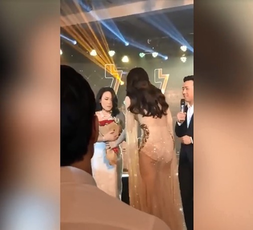 Hoa hậu Hương Giang khiến dân tình ‘đỏ mặt' khi diện đầm xuyên thấu, lộ nguyên phần nhạy cảm - Ảnh 5