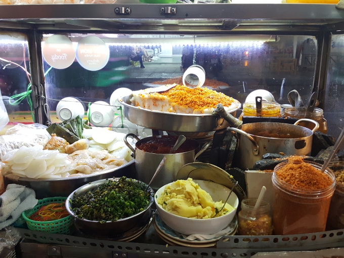 Tiệm bánh bèo Huế lai vị Sài Gòn đắt khách ở quận 10 - Ảnh 2