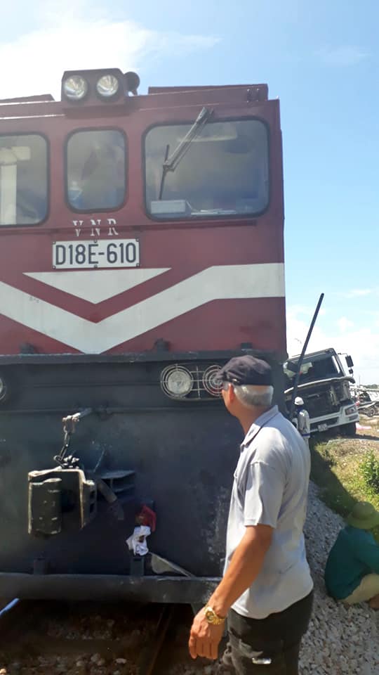 Nghệ An: Qua đường sắt không quan sát, xe bồn bị tàu hỏa đâm văng - Ảnh 2