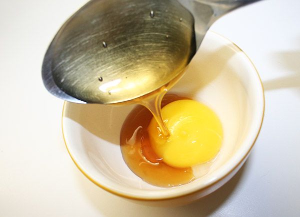 Mở ngay tủ lạnh lấy vài quả trứng làm theo cách này, bạn sẽ có ngay mặt nạ giúp mái tóc thêm bồng bềnh - Ảnh 2