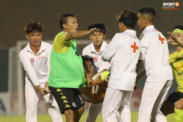 Một tuần tràn ngập hình ảnh gây tranh cãi phô bày góc cạnh của cầu thủ trẻ Việt Nam - Ảnh 3