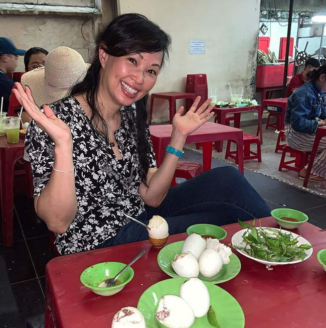Vừa là nữ doanh nhân giàu có, vừa là hot mom nổi tiếng MXH nhưng Shark Linh lại vui vẻ khoe ngồi ăn trứng vịt lộn vỉa hè - Ảnh 1