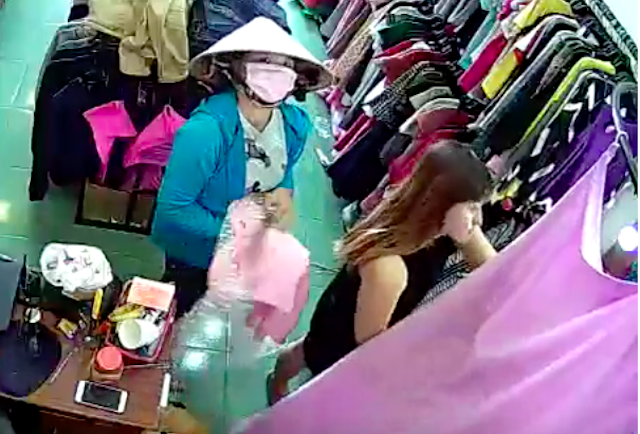Người phụ nữ đeo khẩu trang vào cửa hàng quần áo trộm điện thoại - Ảnh 1