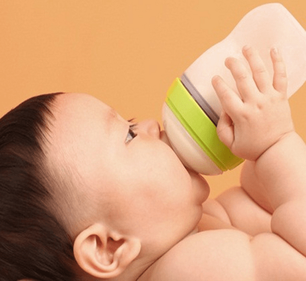 Có nên cho trẻ sơ sinh uống nước lọc, nước cơm hay một số loại nước hoa quả không? - Ảnh 1