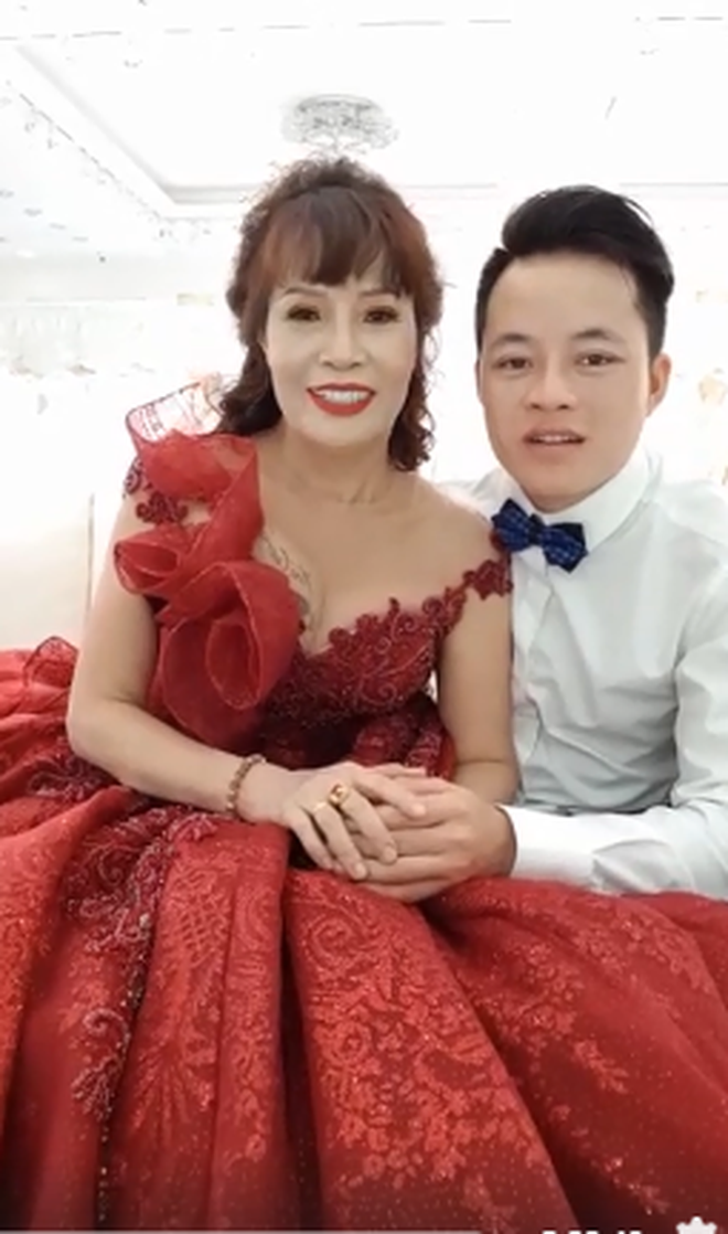 Hưởng tuần trăng mật ở Đà Nẵng đúng đợt mưa bão, vợ chồng 'cô dâu 62 tuổi' tranh thủ chụp thêm bộ ảnh cưới làm kỉ niệm - Ảnh 2