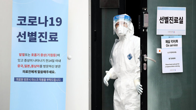 Cô gái Hàn Quốc nhiễm virus corona nhổ nước bọt vào nhân viên y tế khi được đưa đến bệnh viện - Ảnh 1