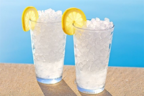 Uống nước lạnh ngày hè: Tưởng lợi hóa ra tác hại khôn lường - Ảnh 1