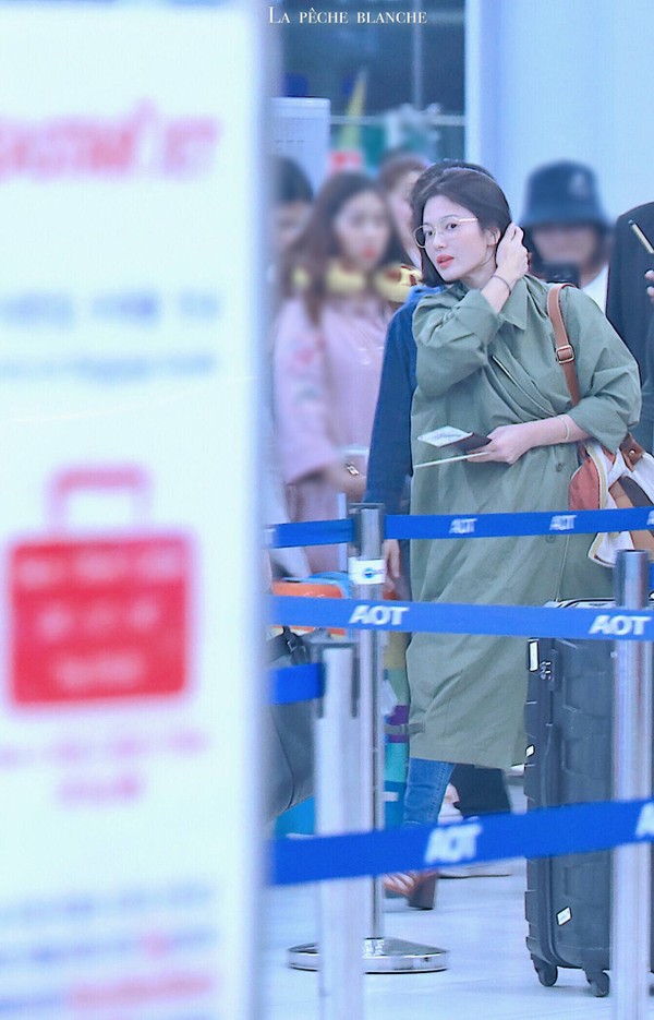 Song Hye Kyo tươi trẻ tại sân bay: C-net nhắc lại vụ trốn thuế, chê xấu và cái kết bất ngờ - Ảnh 5