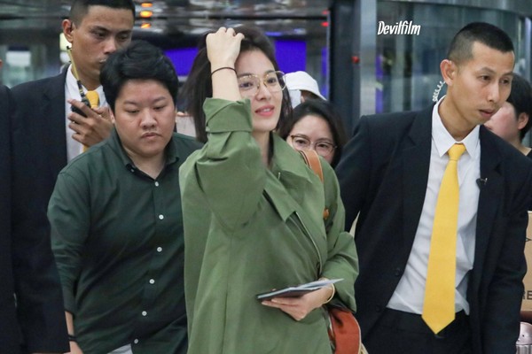 Song Hye Kyo tươi trẻ tại sân bay: C-net nhắc lại vụ trốn thuế, chê xấu và cái kết bất ngờ - Ảnh 6