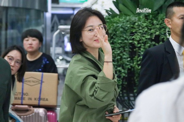 Song Hye Kyo tươi trẻ tại sân bay: C-net nhắc lại vụ trốn thuế, chê xấu và cái kết bất ngờ - Ảnh 8