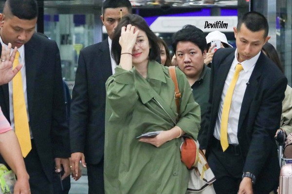 Song Hye Kyo tươi trẻ tại sân bay: C-net nhắc lại vụ trốn thuế, chê xấu và cái kết bất ngờ - Ảnh 10