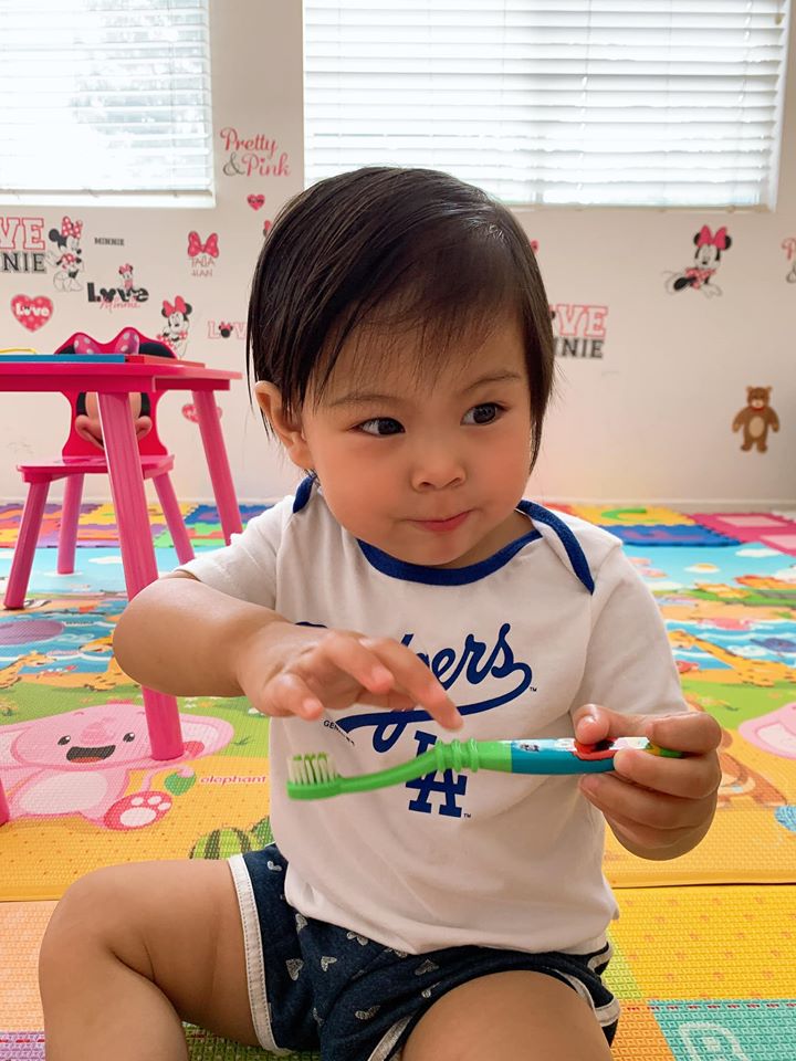 Chưa tròn 2 tuổi, con gái Thanh Thảo đã biết đọc chữ, đếm số vì có người cha tuyệt vời - Ảnh 1