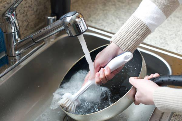 Rửa chảo chống dính ngay sau khi nấu là cách làm sai lầm nhiều chị em thường xuyên mắc - Ảnh 2