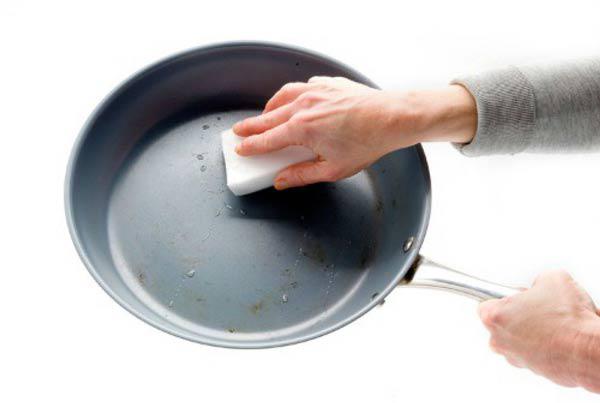 Rửa chảo chống dính ngay sau khi nấu là cách làm sai lầm nhiều chị em thường xuyên mắc - Ảnh 4