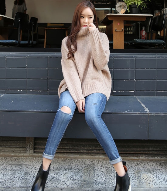 Áo len dáng rộng mặc với quần jeans là lựa chọn cơ bản, dễ phối nhất