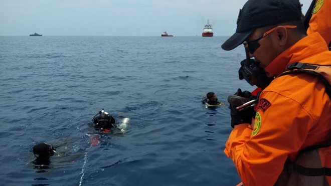 Vớt được thi thể đầu tiên trong vụ máy bay Indonesia chở 189 người lao xuống biển - Ảnh 1