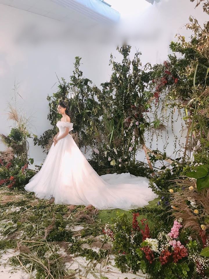 Trước thềm hôn lễ với chồng hơn 16 tuổi, lộ ảnh Thanh Tú diện váy cưới dài 4m, đính 10.000 viên pha lê  - Ảnh 2