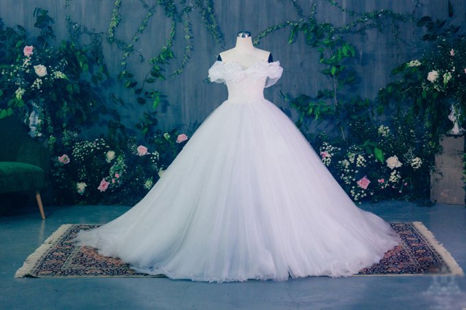 Trước thềm hôn lễ với chồng hơn 16 tuổi, lộ ảnh Thanh Tú diện váy cưới dài 4m, đính 10.000 viên pha lê  - Ảnh 3